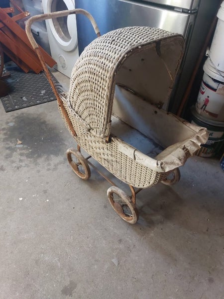 Cane dolls pram Carousel 1
