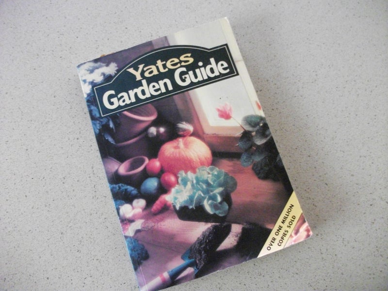 YATES GARDEN GUIDE - 66th EDITION 1990 Carousel 1