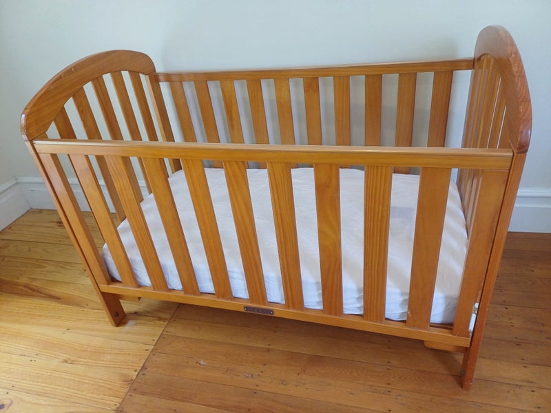 Jolly Jumper Cot, Bassinet or Day bed with mattress and bedding Carousel 5