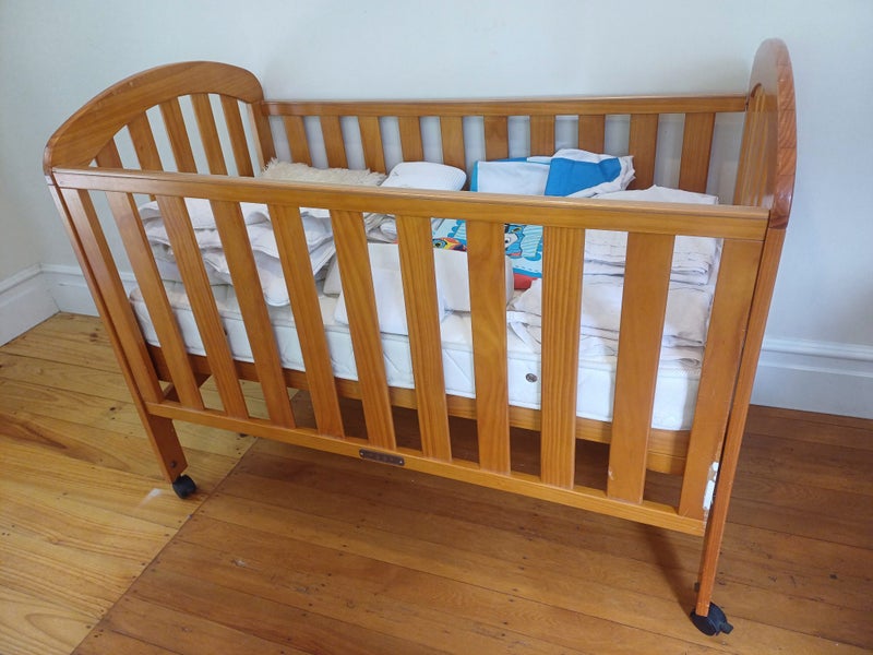 Jolly Jumper Cot, Bassinet or Day bed with mattress and bedding Carousel 1