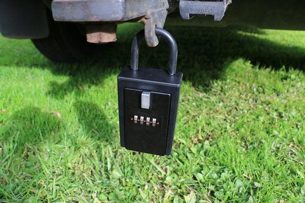 SHACKLE LOCK BOX - LARGE INTERIOR SPACE, 10,000 POSSIBLE "EZI-SET" COMBINATIONS Carousel 2
