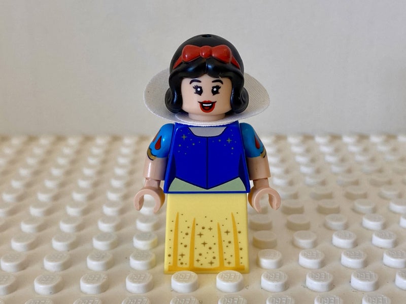 LEGO Snow White Minifigure Carousel 1
