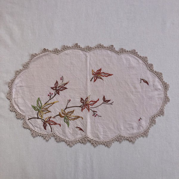 Vintage Hand Embroidered Doily Old Linen Placemat Carousel 1