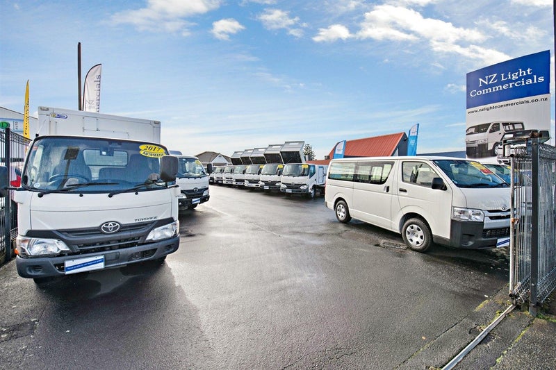 2020 Hino Dutro 2000kg F/Deck62854324367618113