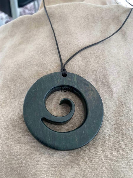Pounamu pendants Carousel 1