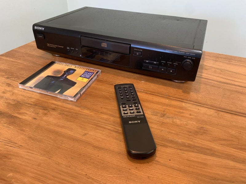 Fab Sony CDP-XE300 CD Player With Remote Carousel 1