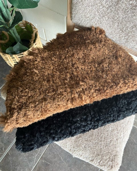 Short Wool Sheepskin Offcuts - Assorted Carousel 15