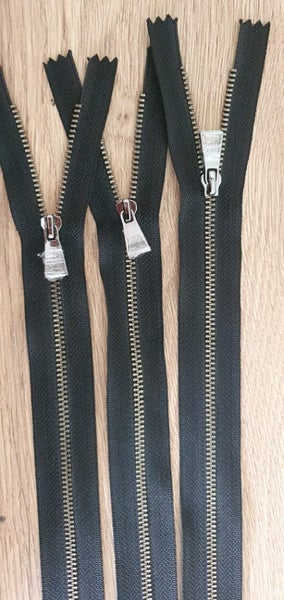 KEE Black/ Metal Zipper 30.5cm x 3 Carousel 1
