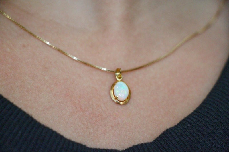 18ct Yellow Gold & Opal Ladies Pendant Necklace (Like New) Carousel 2