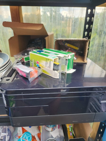 Epson XP-540 Printer/Scanner InkJet in black (HAS ISSUES) & a handful of inks Carousel 4