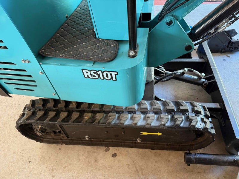 Digger excavator 0.75 tonne and all the accessories you could want Carousel 20