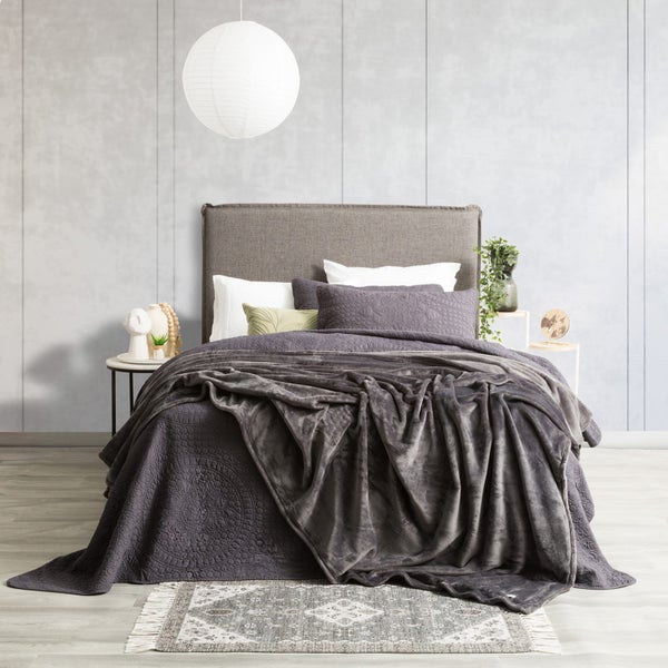 Renee Taylor Plush 380 GSM Ultra Soft Velvet Blanket Queen/King Graphite Carousel 1