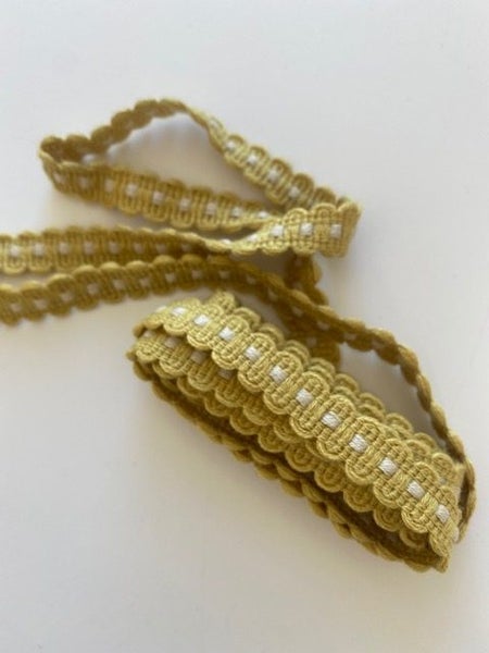 Vintage European Trim– Straw colour/Ecru - 2M Carousel 2