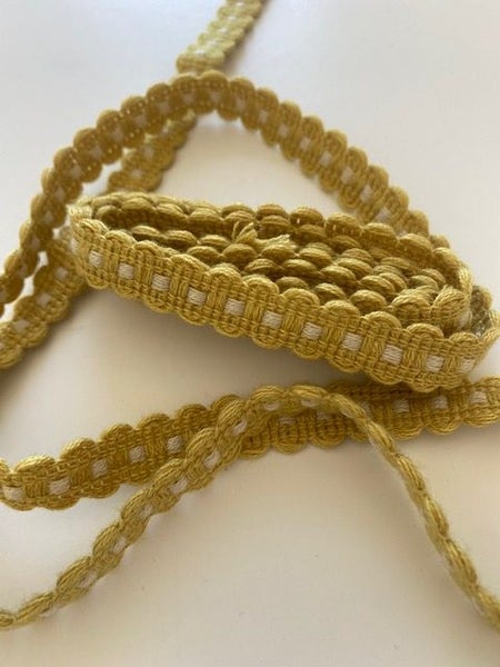 Vintage European Trim– Straw colour/Ecru - 2M Carousel 3