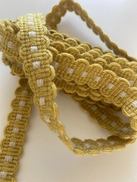 Vintage European Trim– Straw colour/Ecru - 2M Carousel 1