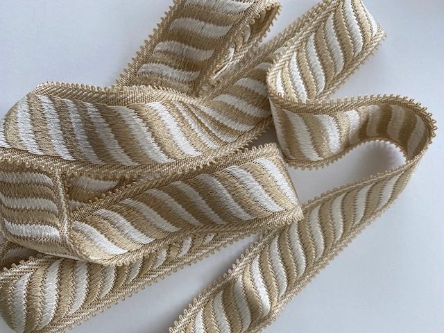 Vintage European Trim - Picot edge, Cream/Beige, Geometric (4cm w) - 2M Carousel 1