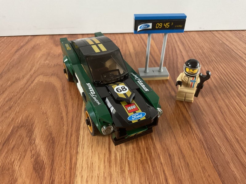 Lego 75884 Speed Champions - 1968 Ford Mustang Fastback Carousel 2