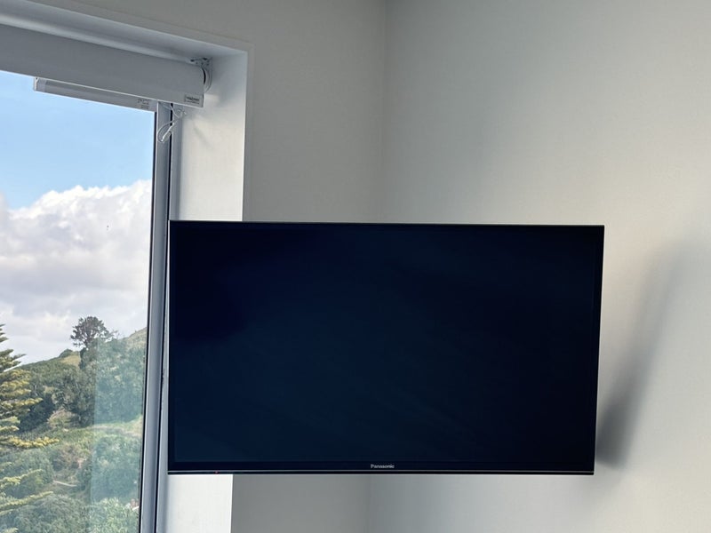 Panasonic 32 inch smart tv Carousel 1
