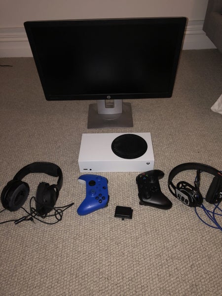Xbox series s, 2 controllers, 1 adjustable monitor and other goods Carousel 1