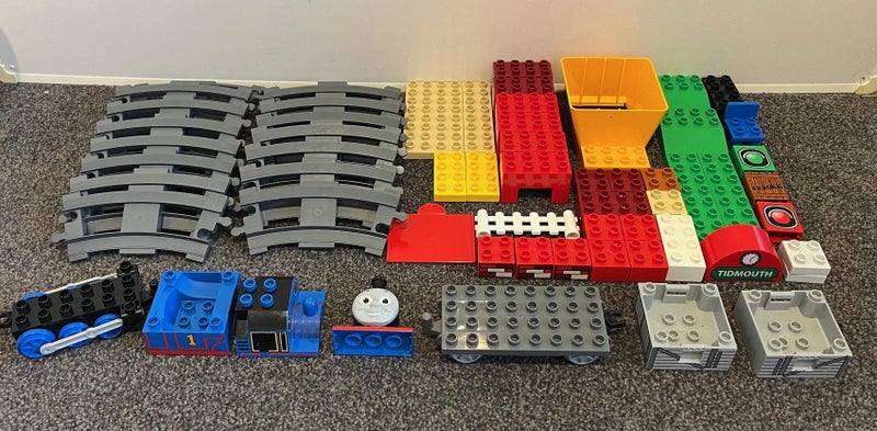 Duplo - Thomas Load and Carry Train Set Carousel 2