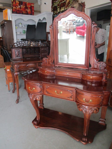 2766 ORNATE CARVED DRESSING TABLE Carousel 1