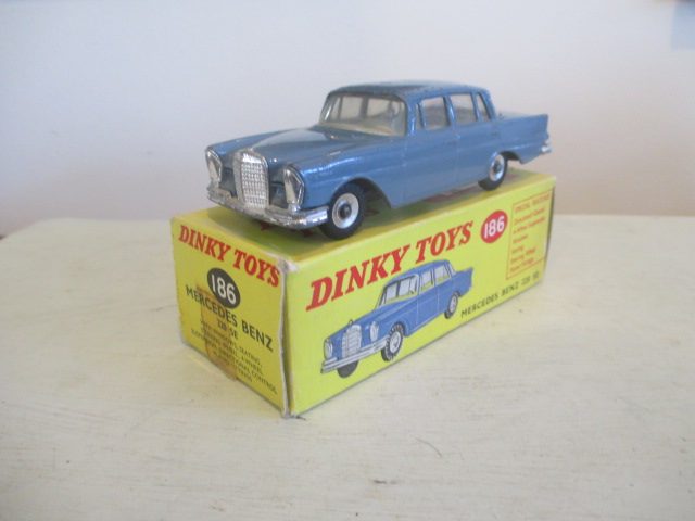 DINKY MERCEDES 220 SE. NO.186 BOXED. Carousel 2