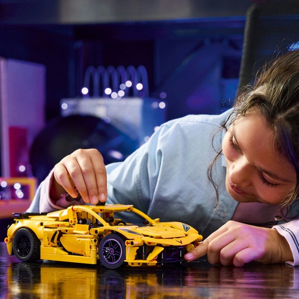 LEGO Technic: Chevrolet Corvette Stingray - (42205) Carousel 2