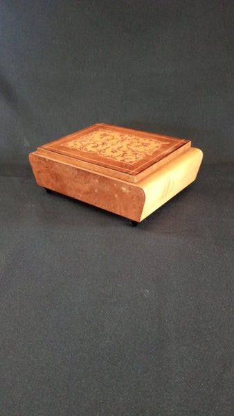 VINTAGE JEWELLERY BOX. Carousel 2