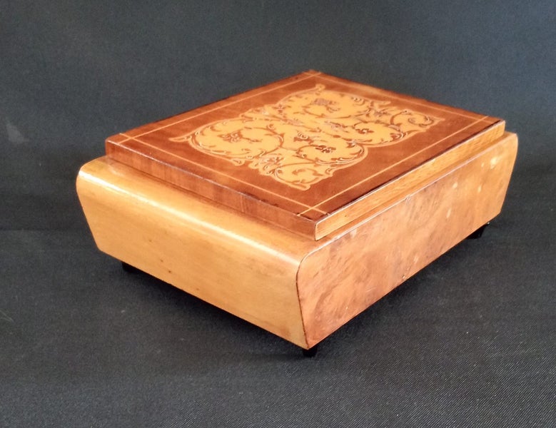VINTAGE JEWELLERY BOX. Carousel 1