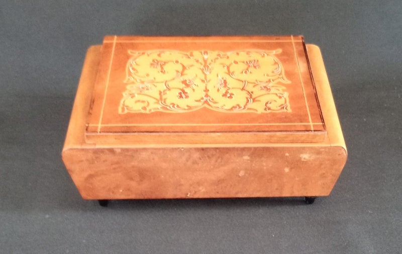VINTAGE JEWELLERY BOX. Carousel 8