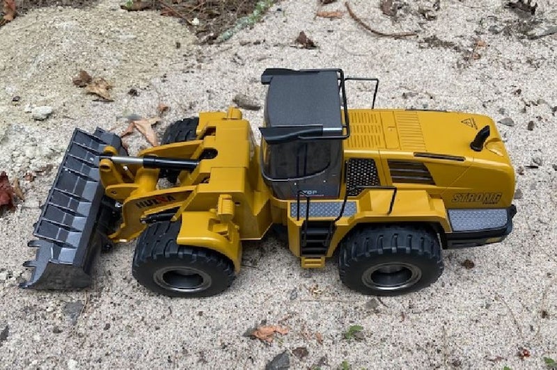 Huina RC Loader 1583 1/14 scale, Alloy Bucket. Carousel 2