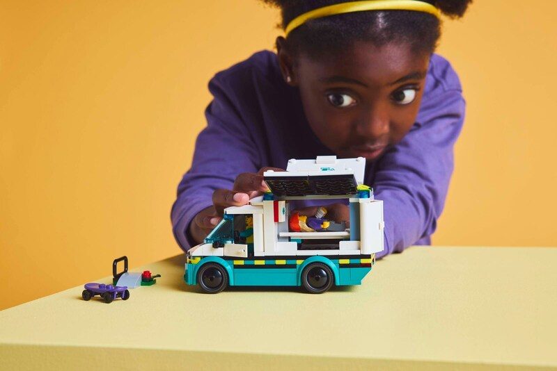 LEGO City 60451 Emergency Ambulance Carousel 7