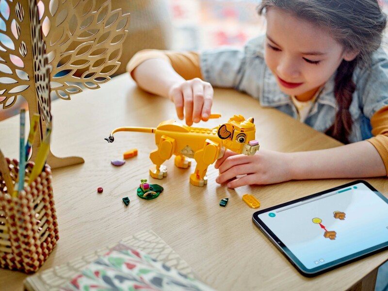 LEGO Disney 43243 Simba the Lion King Cub Carousel 6