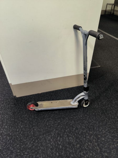 MADD GEAR SCOOTER #A2145176-1 Carousel 1