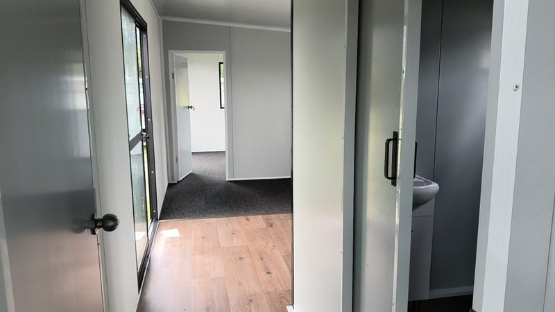6.2x2.9m cabin self-contained assembly with bathroom and kitchen Carousel 8
