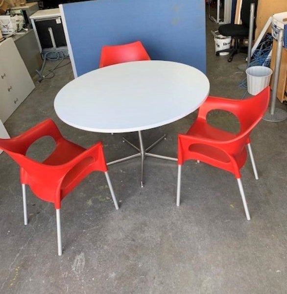 Round white table & three chairs Carousel 1