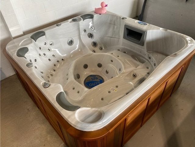 Trueform Executive Cedar Spa - NZ MADE- 6 Seater - Ozone - Silent Circulation Carousel 1
