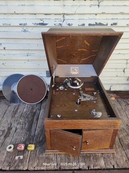 1920s HMV Table Gramophone model 109 with New Needles in Tins - Works Mint Carousel 1