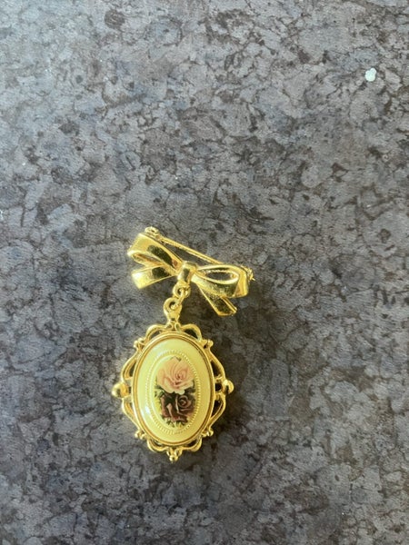 Vintage gold plated pendant Carousel 1