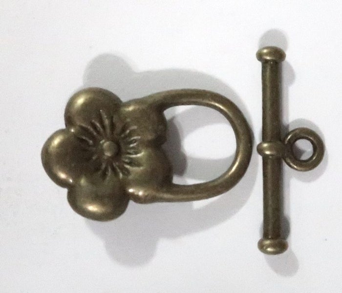 2 BRONZDE FLOWER TOGGLE CLASPS Carousel 1