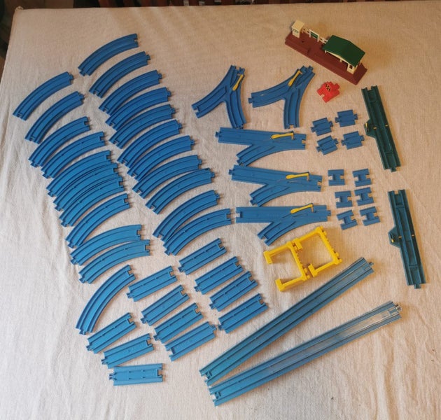 Tomy train track set x 53 pieces 2001 Thomas the tank Engine Carousel 1