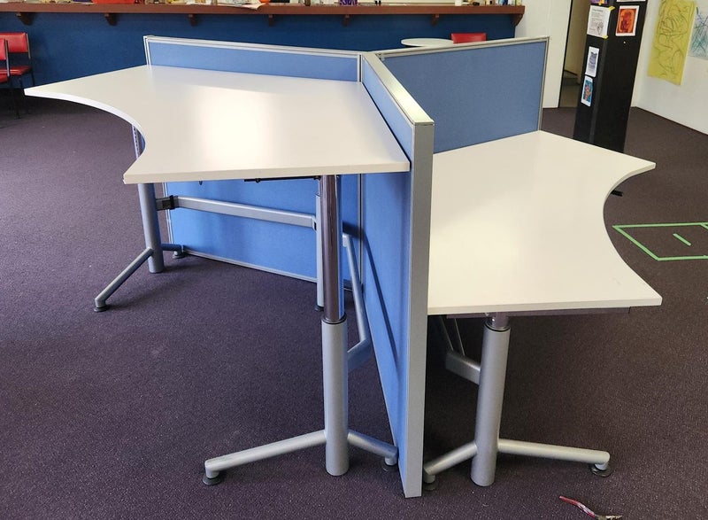 3-WAY ADJUSTABLE WORKSTATION DESK WITH SCREEN DIVIDERS (120 DEGREE)62863866786947112
