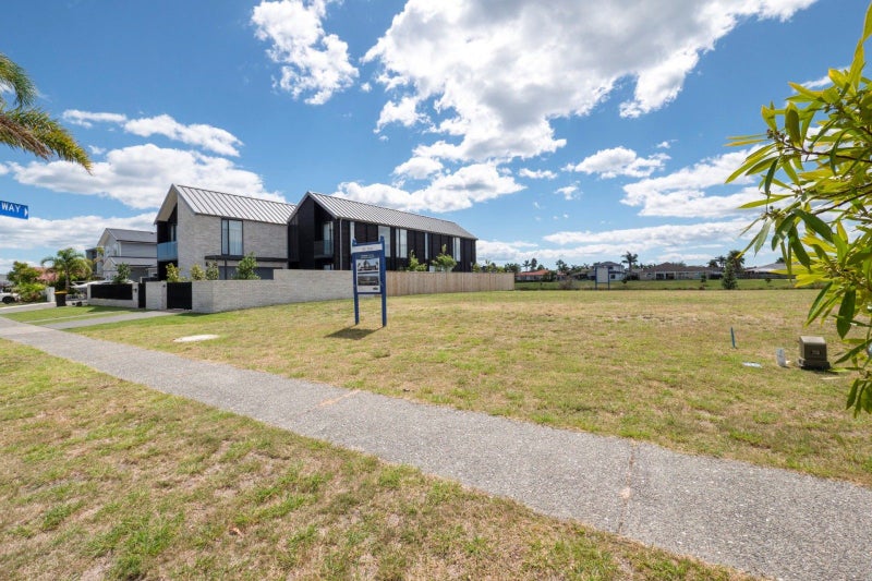 A Rare Find - 590sqm Waterway Section62865852630658111