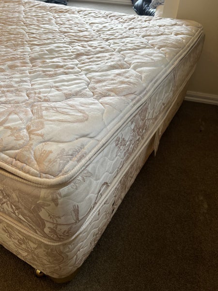 Sleepmaker Queen Size Bed - Pure New Wool Filling Carousel 2