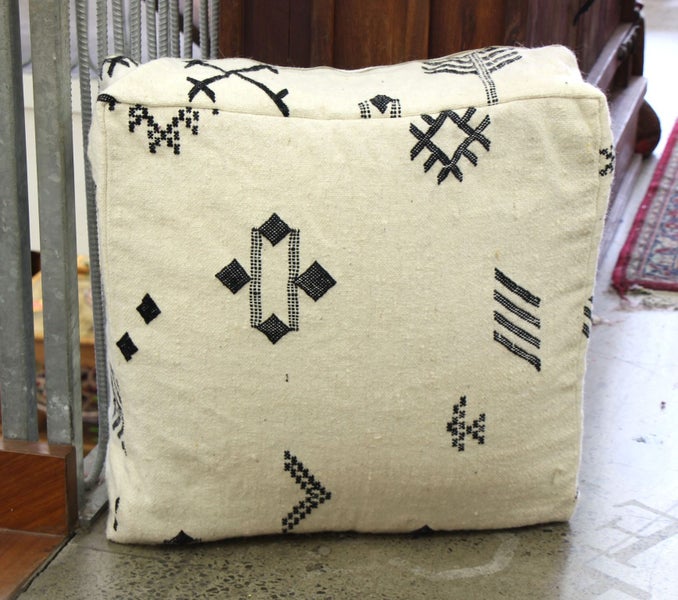 GENUINE MOROCCAN RUG POUF 28 Carousel 2