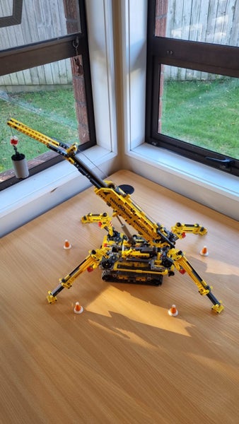 Compact Crawler Crane 42097 | Technic Carousel 1