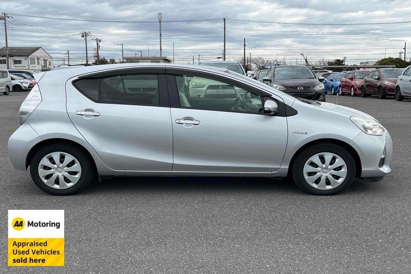 2014 Toyota Aqua Hybrid / Low 44kms62865834657411112