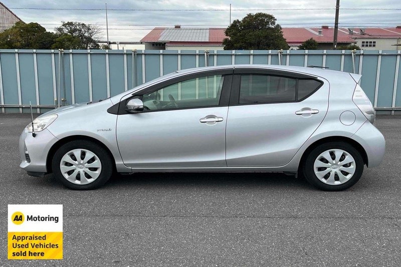 2014 Toyota Aqua Hybrid / Low 44kms62865834657411113