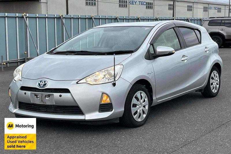 2014 Toyota Aqua Hybrid / Low 44kms62865834657411114