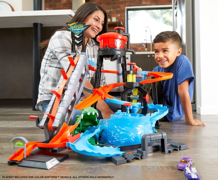 Hot Wheels City Car Wash and Giant Gator Carousel 2